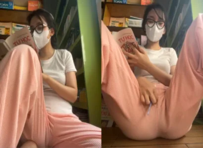 Em út vừa đọc từng trang vừa nhét sextoy vào lồn