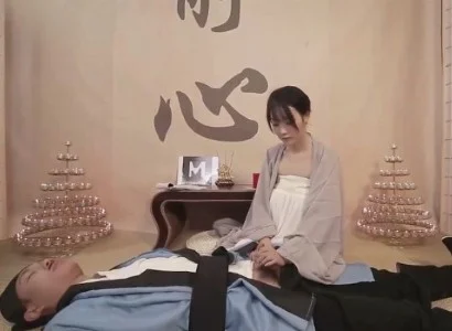 Vị nữ tu xinh đẹp quan tâm đến vị đạo sĩ bị thương