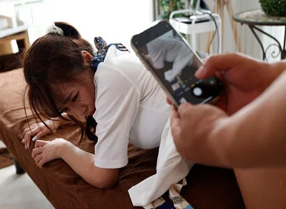 Thấy em nhân viên quá ngon không kiềm chế được nên đè ra hiếp