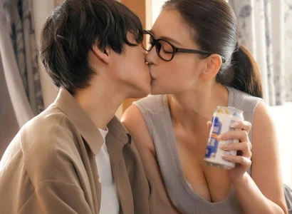 Anh chàng bị bạn gái cắm sừng được chị hàng xóm vỗ về