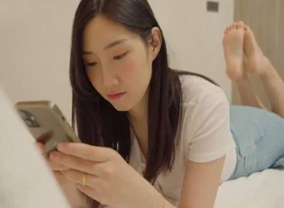 Cô ấy mây mưa cùng anh nhân viên giao hàng