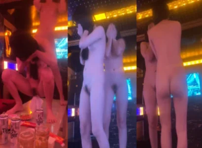 Mỹ nhân thực hiện vũ khúc thoát y loạn tiết trong quán karaoke
