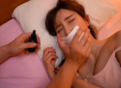 Gã trai trộn thuốc mê vào đồ ăn của cô em họ xinh đẹp và quan hệ